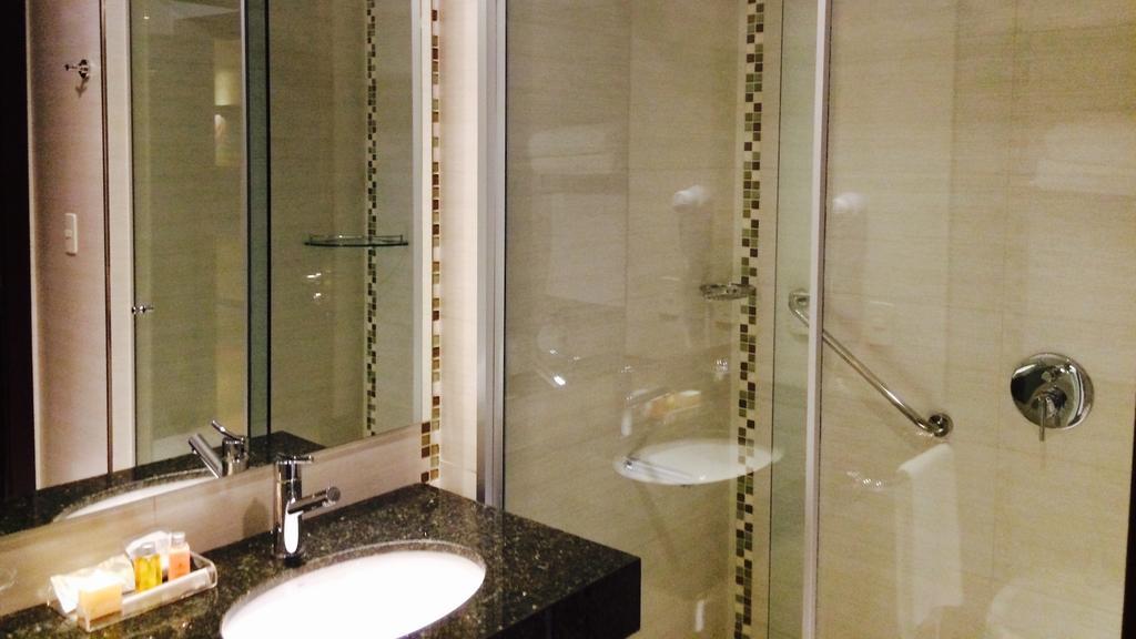 Carnaval Hotel Casino Encarnación Kamer foto A shower door