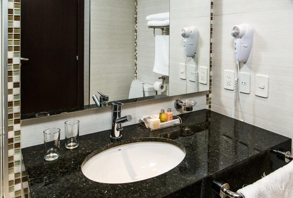 Carnaval Hotel Casino Encarnación Buitenkant foto Bathroom