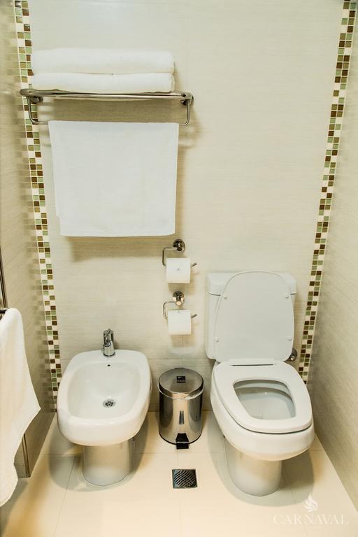 Carnaval Hotel Casino Encarnación Buitenkant foto A bidet and toilet in a modern bathroom