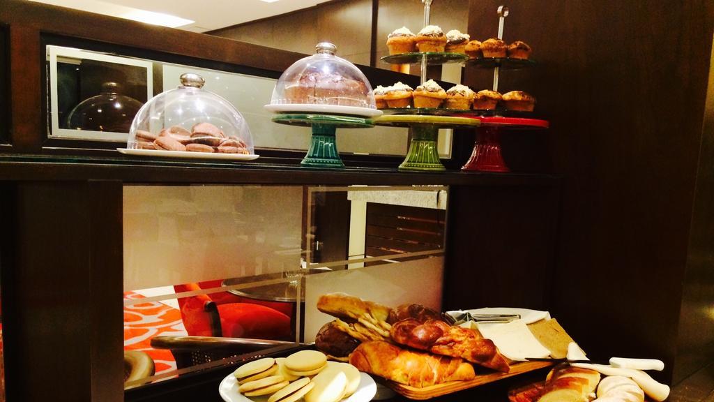 Carnaval Hotel Casino Encarnación Buitenkant foto A selection of pastries at a hotel