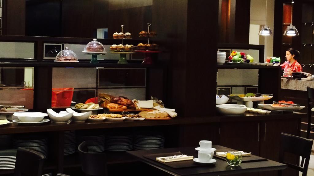 Carnaval Hotel Casino Encarnación Buitenkant foto A buffet at a hotel