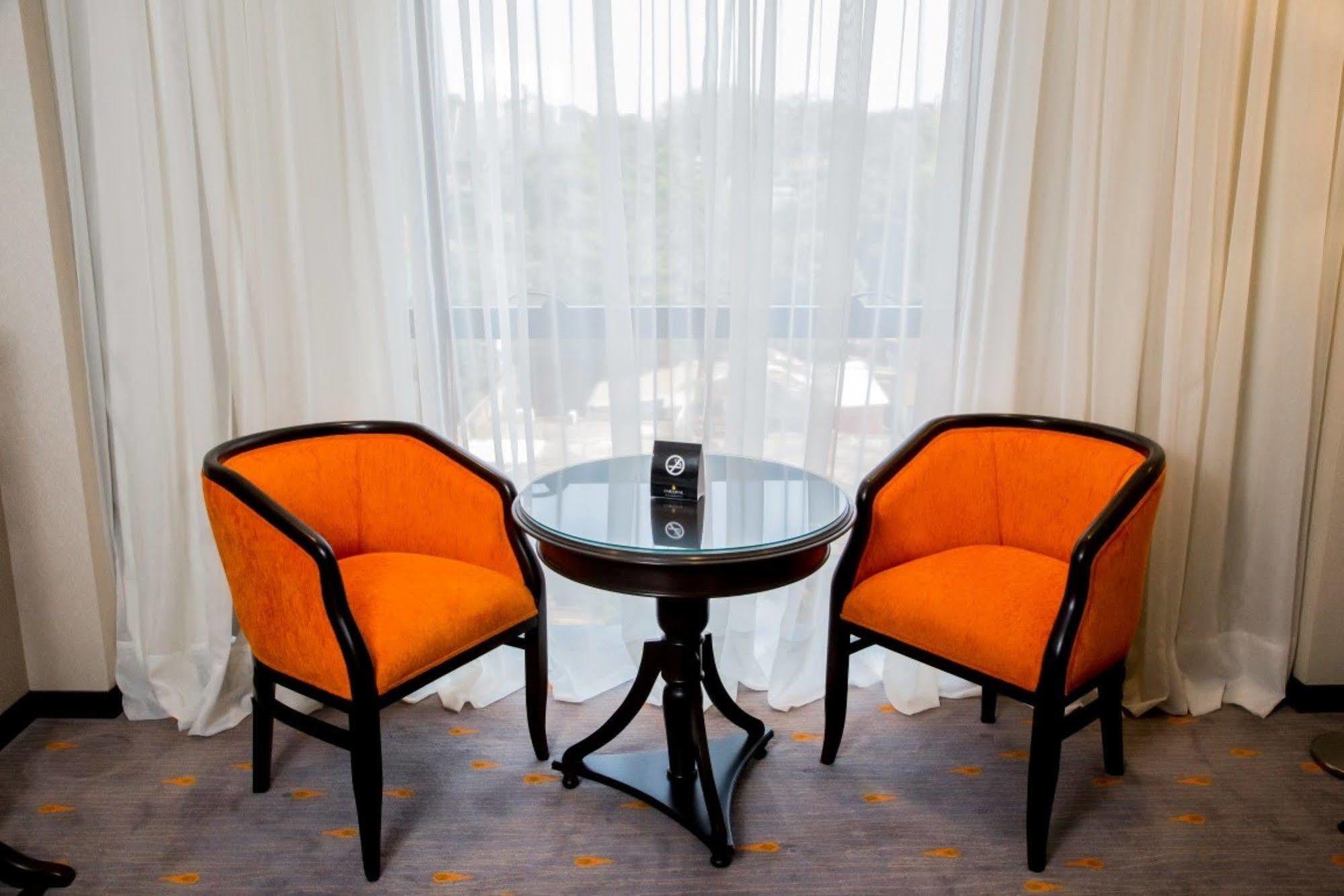 Carnaval Hotel Casino Encarnación Buitenkant foto A pair of club chairs