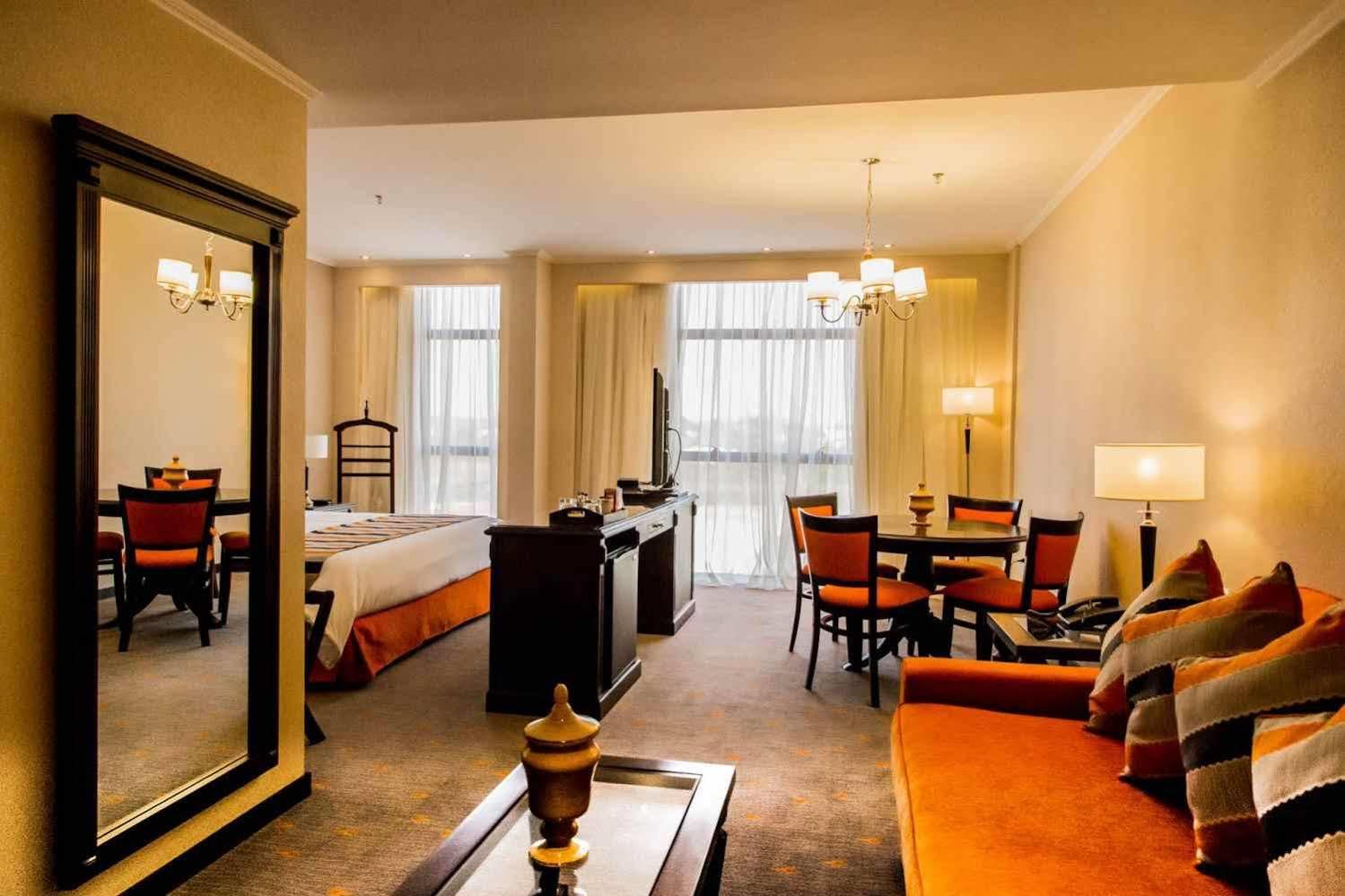 Carnaval Hotel Casino Encarnación Buitenkant foto A suite at the hotel
