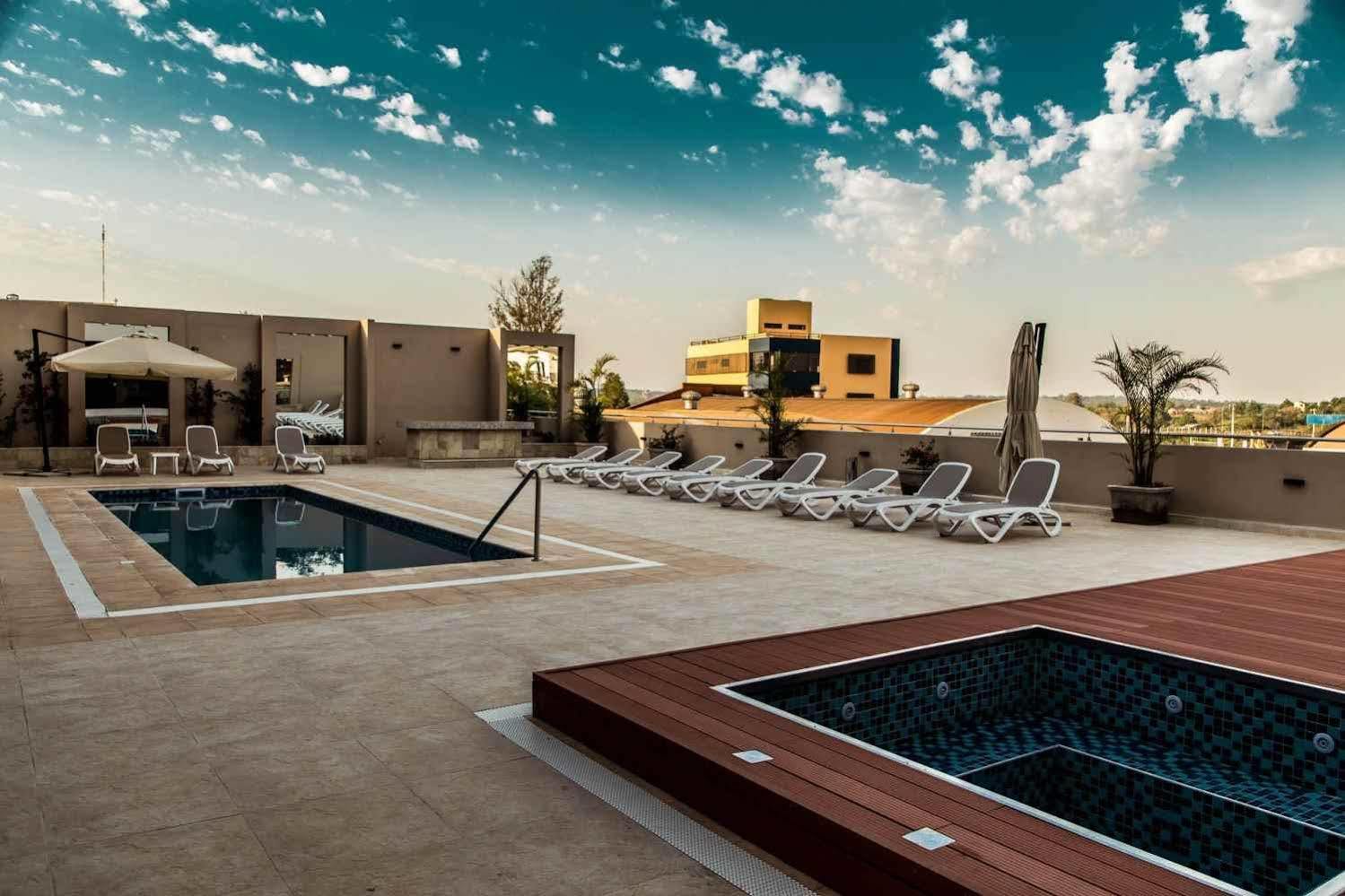 Carnaval Hotel Casino Encarnación Buitenkant foto Rooftop pool at the hotel