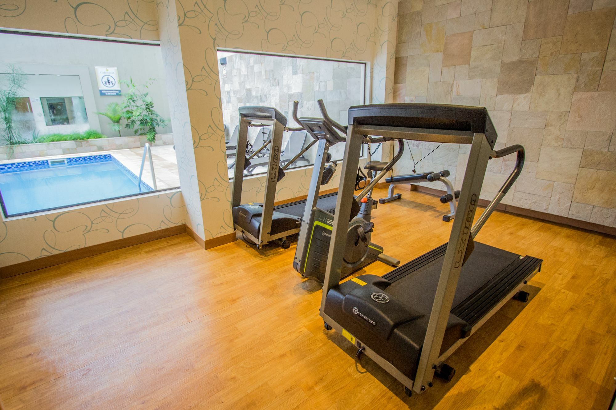 Carnaval Hotel Casino Encarnación Buitenkant foto Treadmills in a gym